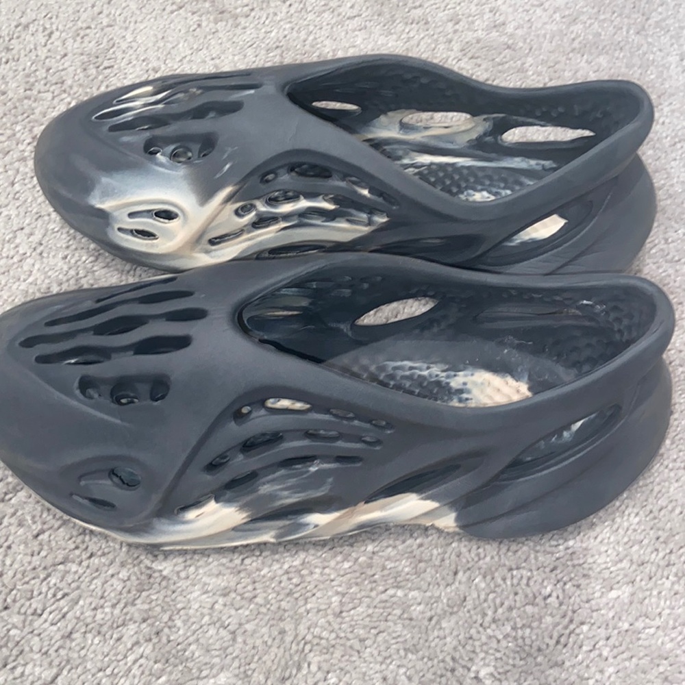 These are size 11 fake yeezys USED